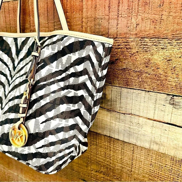 Micheal Kors Rare Medium White Tiger Jet Set Travel Tote - Picture 4 of 15